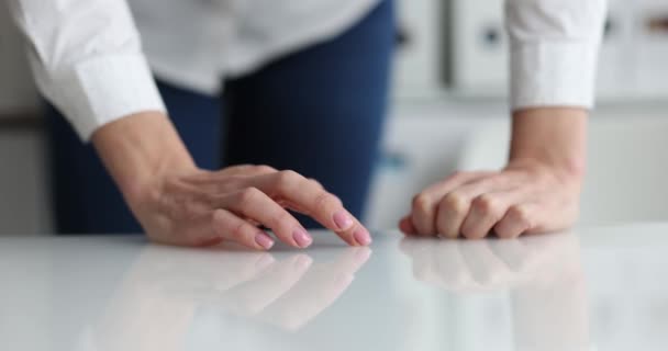 Vrouw zenuwachtig en tikken haar vingers op tafel in kantoor closeup 4k film langzaam motief — Stockvideo