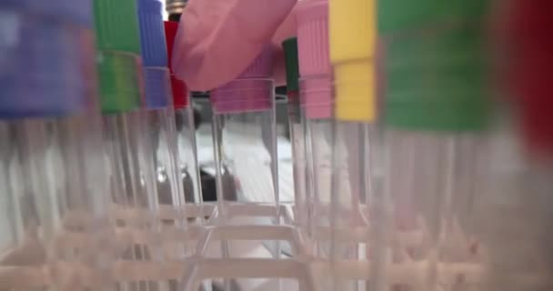 Kimyagerin eli laboratuvar kapanış filminde sıvı ile test tüplerini çıkarıyor. — Stok video