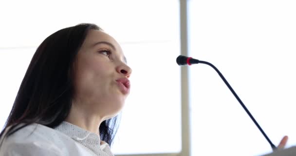 Nő professzor beszél mikrofonba előadás egyetemi 4K film — Stock videók