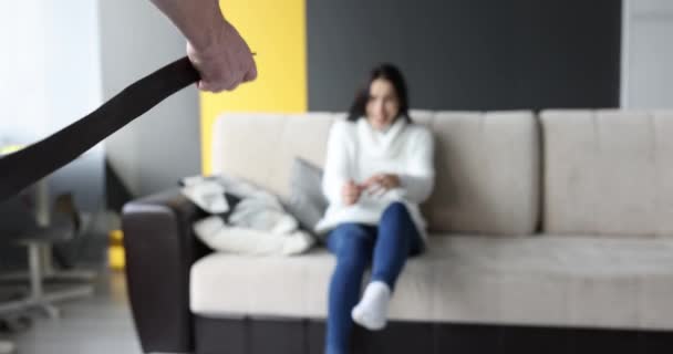 Abusador hombre golpeando esposa con correa de cuero en casa 4k película — Vídeo de stock