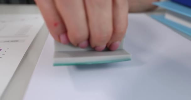 Mulher mão colocando selo verde aprovado no documento closeup filme 4k — Vídeo de Stock