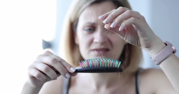 Donna infelice prendendo un sacco di capelli da pettine primo piano 4k film — Video Stock