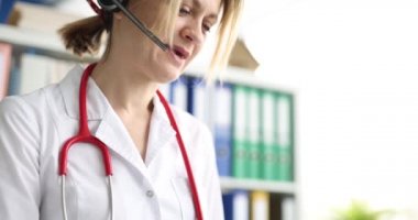 Elleri serbest çalışan kadın doktor, video bağlantısı ile hastayla iletişim kuruyor.