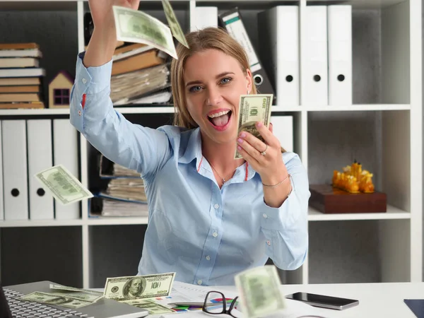 Mulher alegre jogar notas de dólares de ar no trabalho, dinheiro em todos os lugares no escritório — Fotografia de Stock