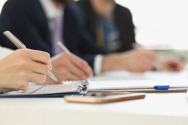 Konferanstaki insanlar günlüğe fikirler, proje notları yazıyorlar.
