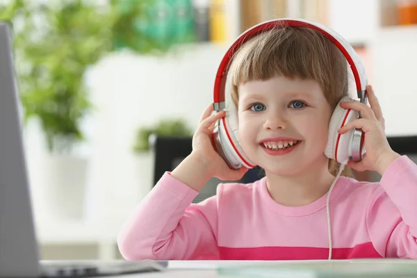 Kleines glückliches Mädchen mit Headset, lustiger Zeitvertreib für Kinder im Urlaub — Stockfoto