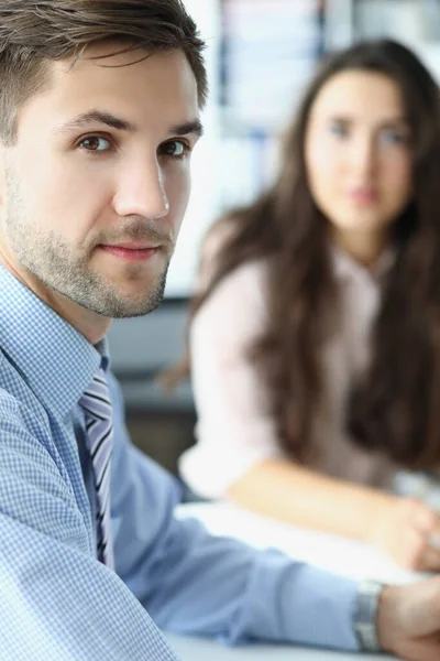 Empleada de negocios concentrada en el lugar de trabajo mirar en cámara con colega femenina — Foto de Stock