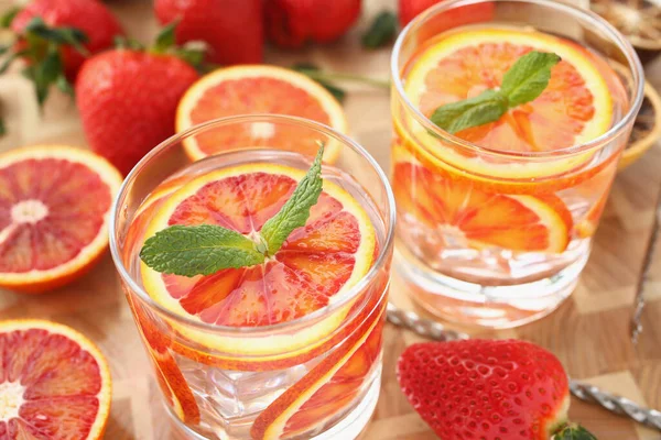 Kühlende Cocktails in Gläsern, Grapefruit mit Minze, Prost oder Toast — Stockfoto