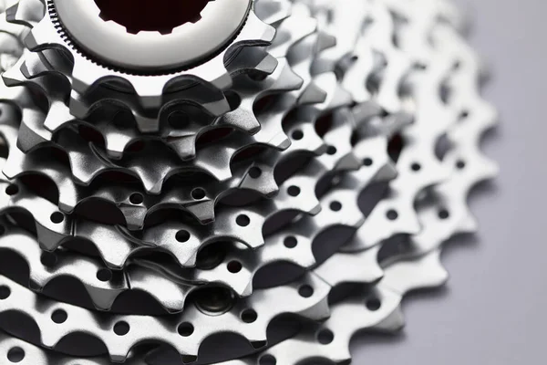 Catena a rulli per bicicletta che trasferisce potenza dai pedali alla guida, dettaglio argento lucido — Foto Stock