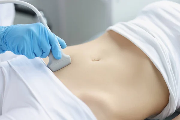 Manos en el estómago de una mujer, ultrasonido de la cavidad abdominal —  Fotos de Stock