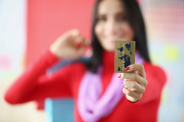 Mujer mostrar la tarjeta de crédito de oro, forma moderna de hacer transacciones en línea —  Fotos de Stock