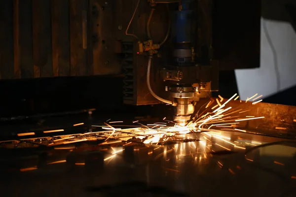 Głowica maszyny i obróbka metalu Laser metal, iskry neonu wylatują z niego — Zdjęcie stockowe