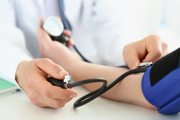 Médico verificar a pressão arterial do paciente na clínica, risco de hipertensão, prevenir a doença — Fotografia de Stock