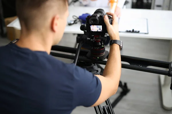 Blogger riprese video sulla fotocamera professionale in primo piano in studio — Foto Stock