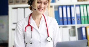 Doktor operatör uzaktan tıbbi yardım sağlıyor.