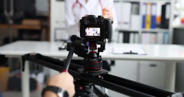 Videograaf films arts op kliniek werkplek slow motion 4k film — Stockvideo