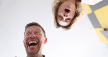 Heyecanlı aile hediye kutusu açıyor. 4K film.