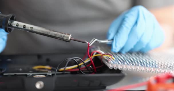 Inżynier napraw łączący obieg żelaza LED z lutownicą — Wideo stockowe