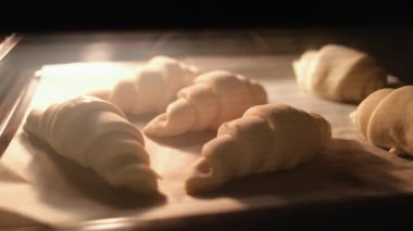Lezzetli iştah açıcı kruvasanlar evde fırında pişiyor.