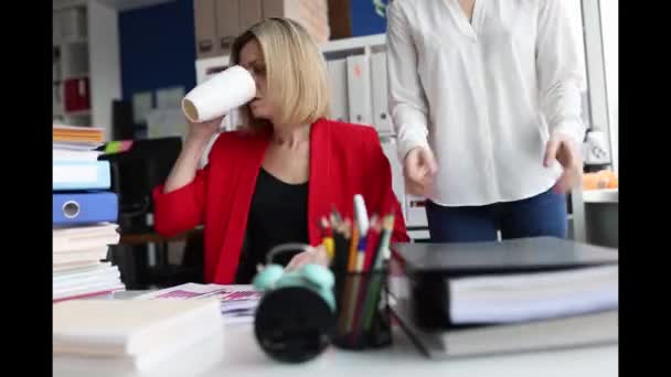 女企业管理者工作日在办公室内的工作失误 — 图库视频影像