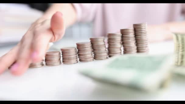 Bankier rozrzuca sterty monet na stole zbliżenie 4k film slow motion — Wideo stockowe