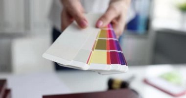 Renk paleti koleksiyonundan doğru tonu seçiyorum