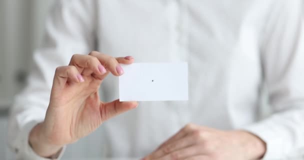 A személy átadja a fehér névjegykártyát a partnernek — Stock videók