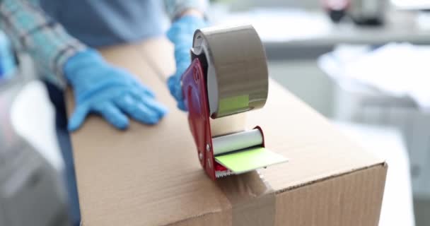 Kurýr pracuje s kartónovými krabicemi obalenými páskou — Stock video