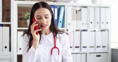 Doktor hastaya uzaktan telefonla danışıyor.