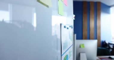 Tahtadaki çizelgelerde istatistik mali raporu hazırlanıyor