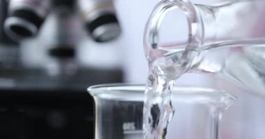 Laboratuvarda suyun kalitesini kontrol eden ve deneyler yapan bilim adamları