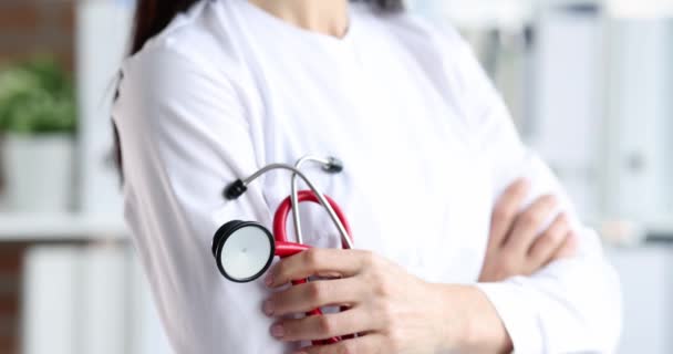 Stéthoscope médical entre les mains d'un médecin généraliste ou d'un cardiologue — Video