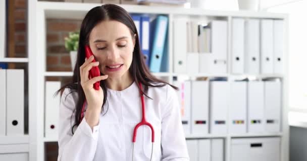 Arzt konsultiert Patienten aus der Ferne per Telefon — Stockvideo