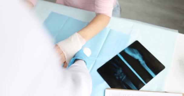 Lekarz traumatolog bandaże ręka po urazie — Wideo stockowe