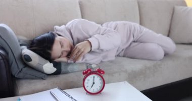 Uyuyan kadın evdeki çalar saati kapatıyor.