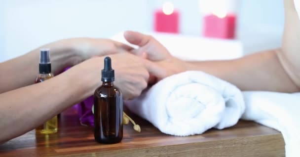Cinesiologista feminino massageando as mãos masculinas com músculos osteopáticos sensíveis — Vídeo de Stock