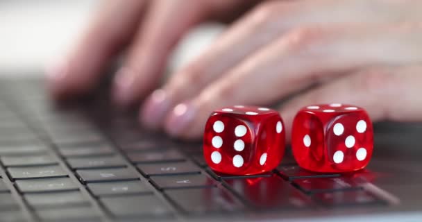 Červené kostky na klávesnici počítače. Online hazardní hry — Stock video