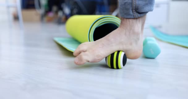 Massage des pieds avec boule pour pieds plats gros plan — Video