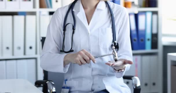 Neuropatolog lékař v bílém plášti drží kladivo na pracovišti — Stock video