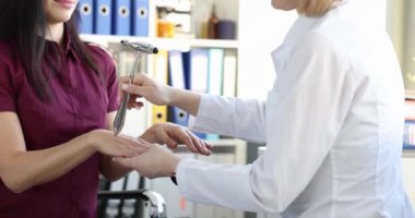Profesyonel nöropatolog hastaların ameliyat öncesi muayenesini yürütüyor.