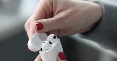 Kadın eli kablosuz kulaklıkları kutudan çıkartıyor. 4k film.