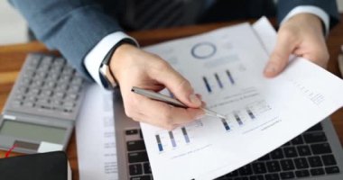 Takım elbiseli adam ofiste çizelge çalışıyor. 4K film kapanışı.