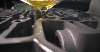 Motor yağı otomatik şanzıman vanasına akıyor. Vücut kapakçığı kapatılıyor. 4k film yavaş çekim.