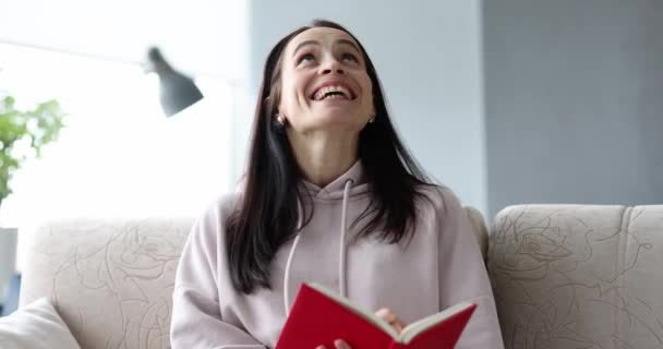 Mujer feliz haciendo lista de compras en el diario en casa película 4k — Vídeo de stock