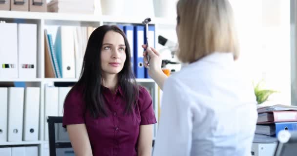 Mujer paciente siguiendo con sus ojos movimientos de percusión martillo del neurólogo 4k película cámara lenta — Vídeos de Stock