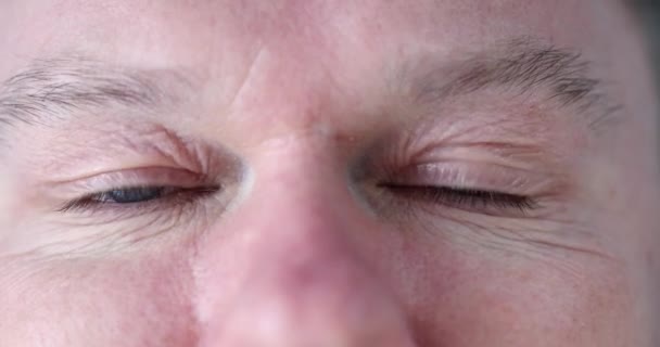 Primo piano di occhi maschili con nistagmo orizzontale 4k film — Video Stock