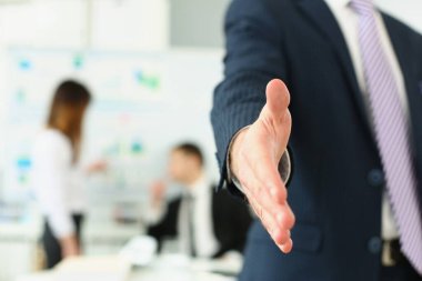 Seninle tokalaşmak isteyen, anlaşmayı onaylayan, kararı destekleyen biri.