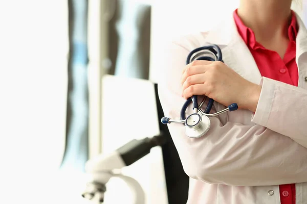 Vrouwelijke arts staan houden stethoscoop apparatuur in de hand, schema medische afspraak — Stockfoto