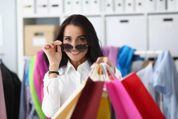 Boldog mosolygós bolti nő cipeli csomagok ruhák, női gazdaság sok csomag — Stock Fotó