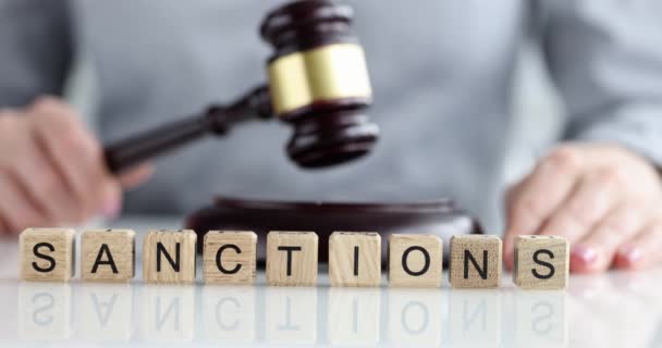 Hammare och ord sanktion är skrivna med bokstäver på bordet — Stockvideo